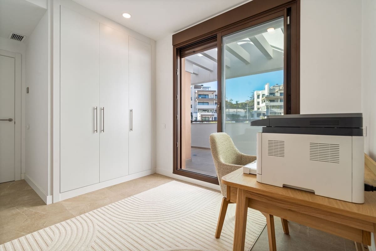 Ático de 3 habitaciones en Estepona en venta - 899.000 € (Ref: 9557449)