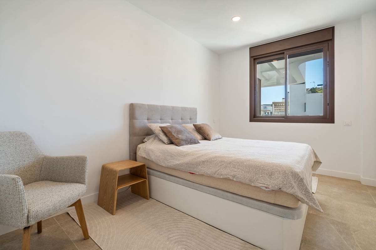 Ático de 3 habitaciones en Estepona en venta - 899.000 € (Ref: 9557449)