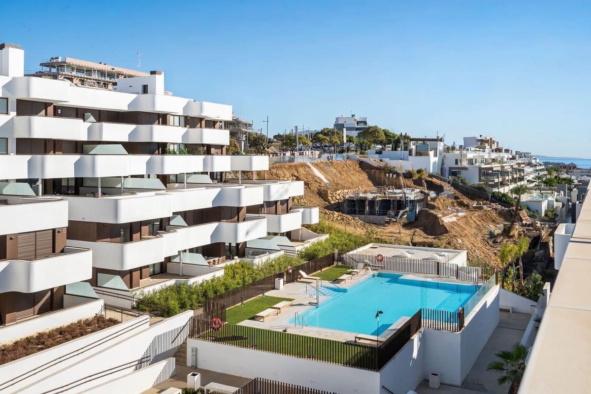 Ático de 3 habitaciones en Estepona en venta - 899.000 € (Ref: 9557449)