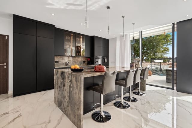 Chalet de 5 habitaciones en Parque Central, Estepona en venta con garaje - 4.150.000 € (Ref: 9575427)