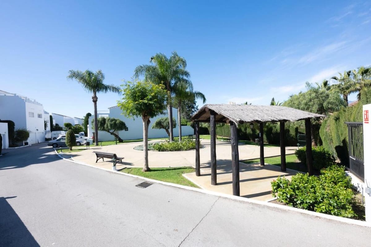 2 soveværelse Lejlighed til salg i Estepona - € 259.000 (Ref: 9598465)