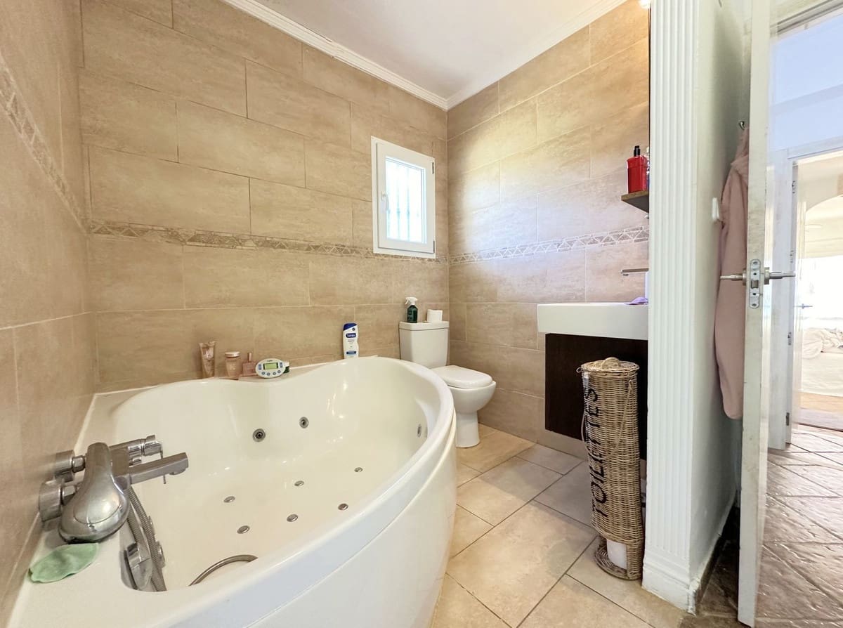 3 bedroom Villa for sale in Manilva - € 2,750,000 (Ref: 9610631)