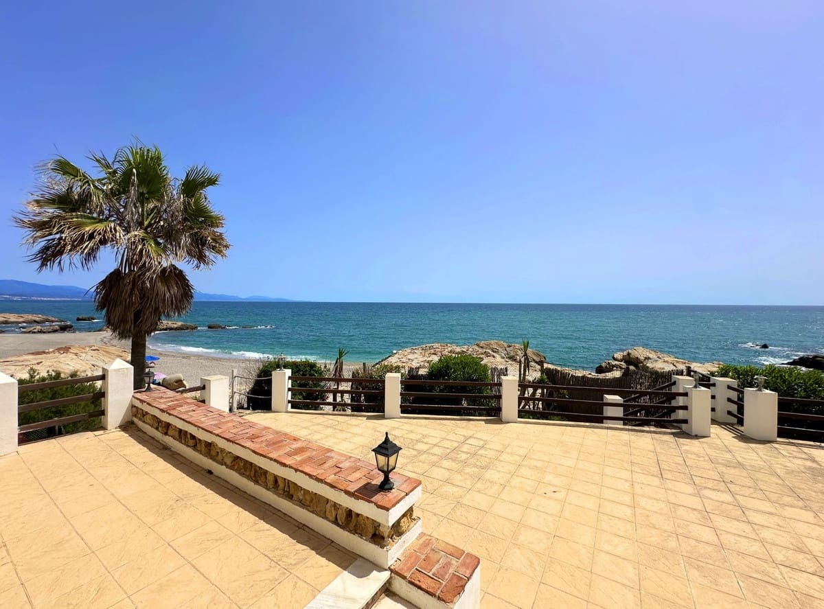 3 bedroom Villa for sale in Manilva - € 2,750,000 (Ref: 9610631)