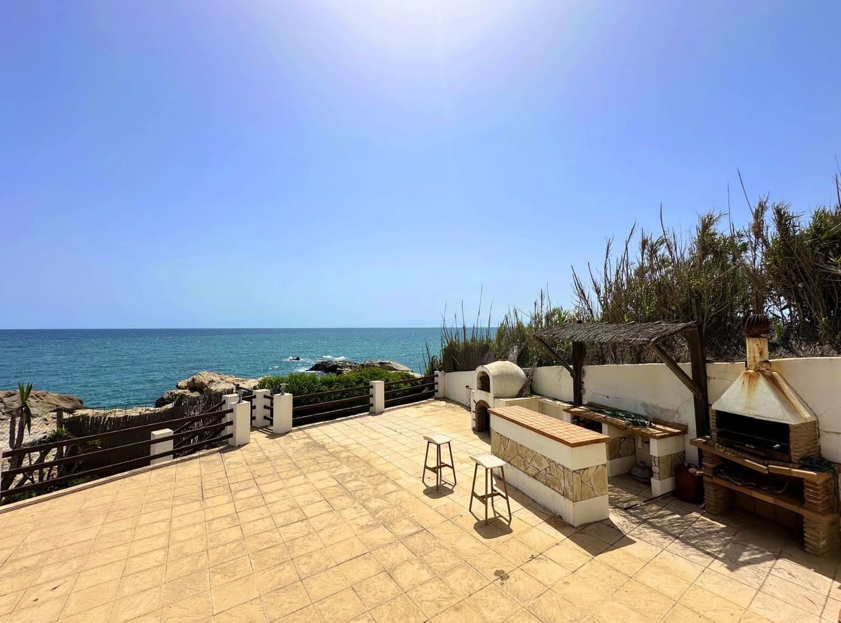 3 bedroom Villa for sale in Manilva - € 2,750,000 (Ref: 9610631)