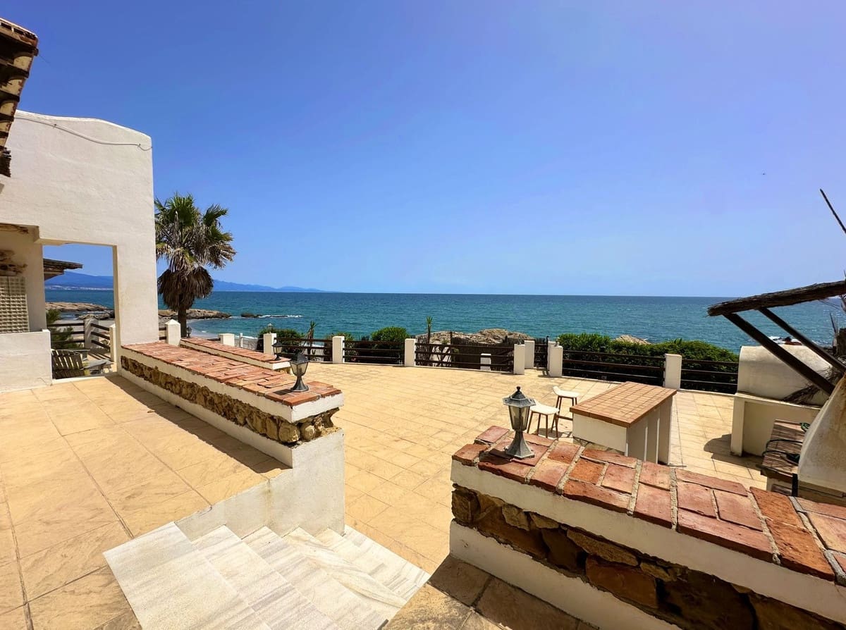 3 bedroom Villa for sale in Manilva - € 2,750,000 (Ref: 9610631)