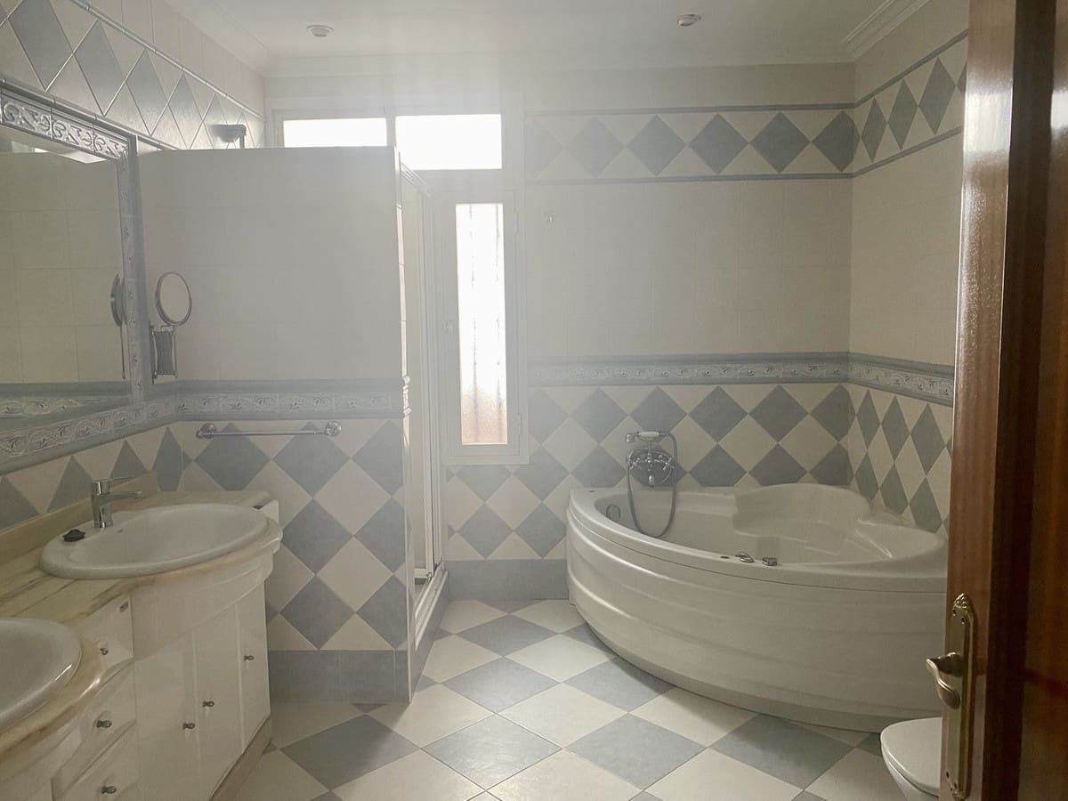 6 soverom Villa til salgs i Malaga by med garasje - € 960 000 (Ref: 9629286)