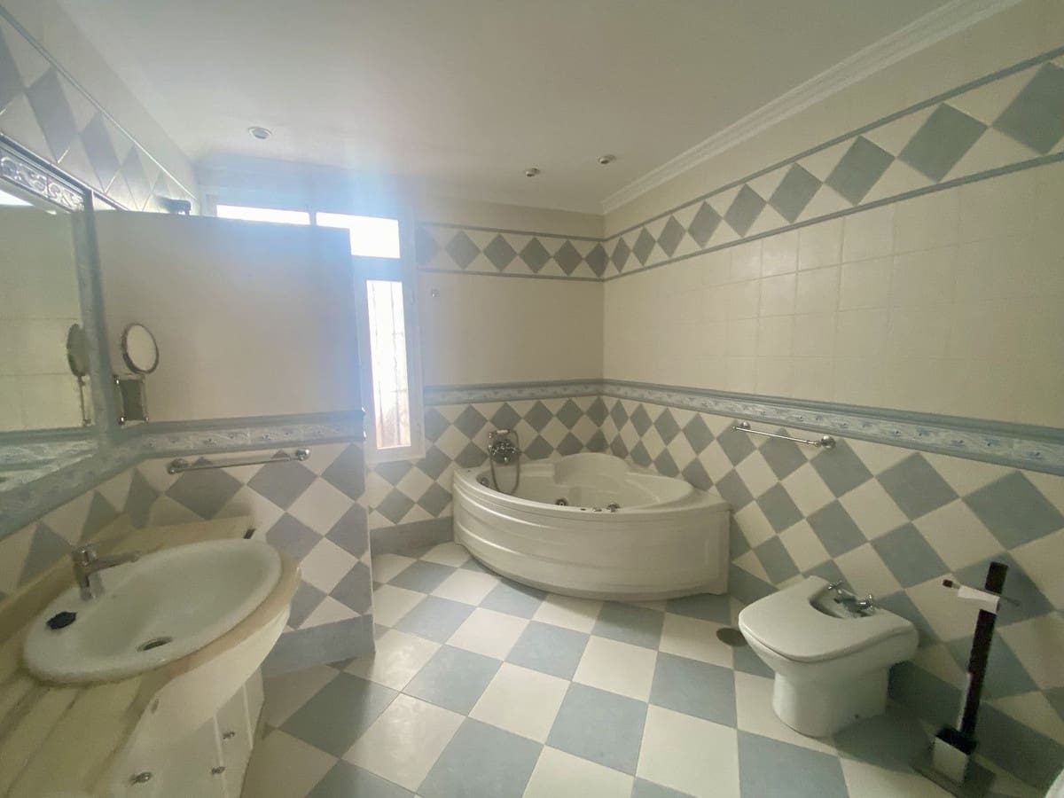 6 soverom Villa til salgs i Malaga by med garasje - € 960 000 (Ref: 9629286)