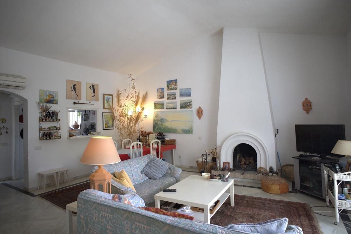 2 bedroom Apartment for sale in Estepona - € 299,000 (Ref: 9629289)