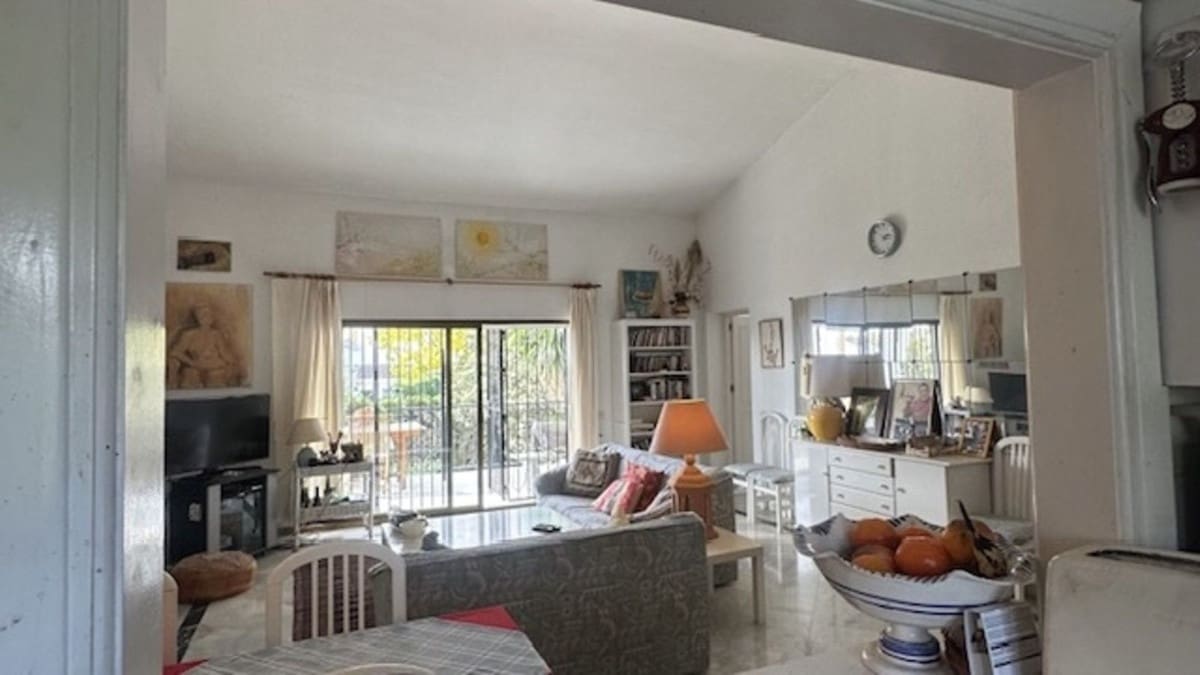 2 bedroom Apartment for sale in Estepona - € 299,000 (Ref: 9629289)