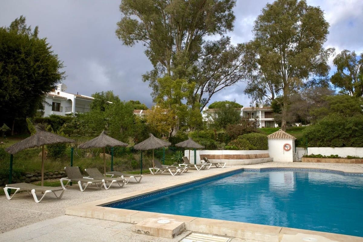 2 bedroom Apartment for sale in Estepona - € 299,000 (Ref: 9629289)