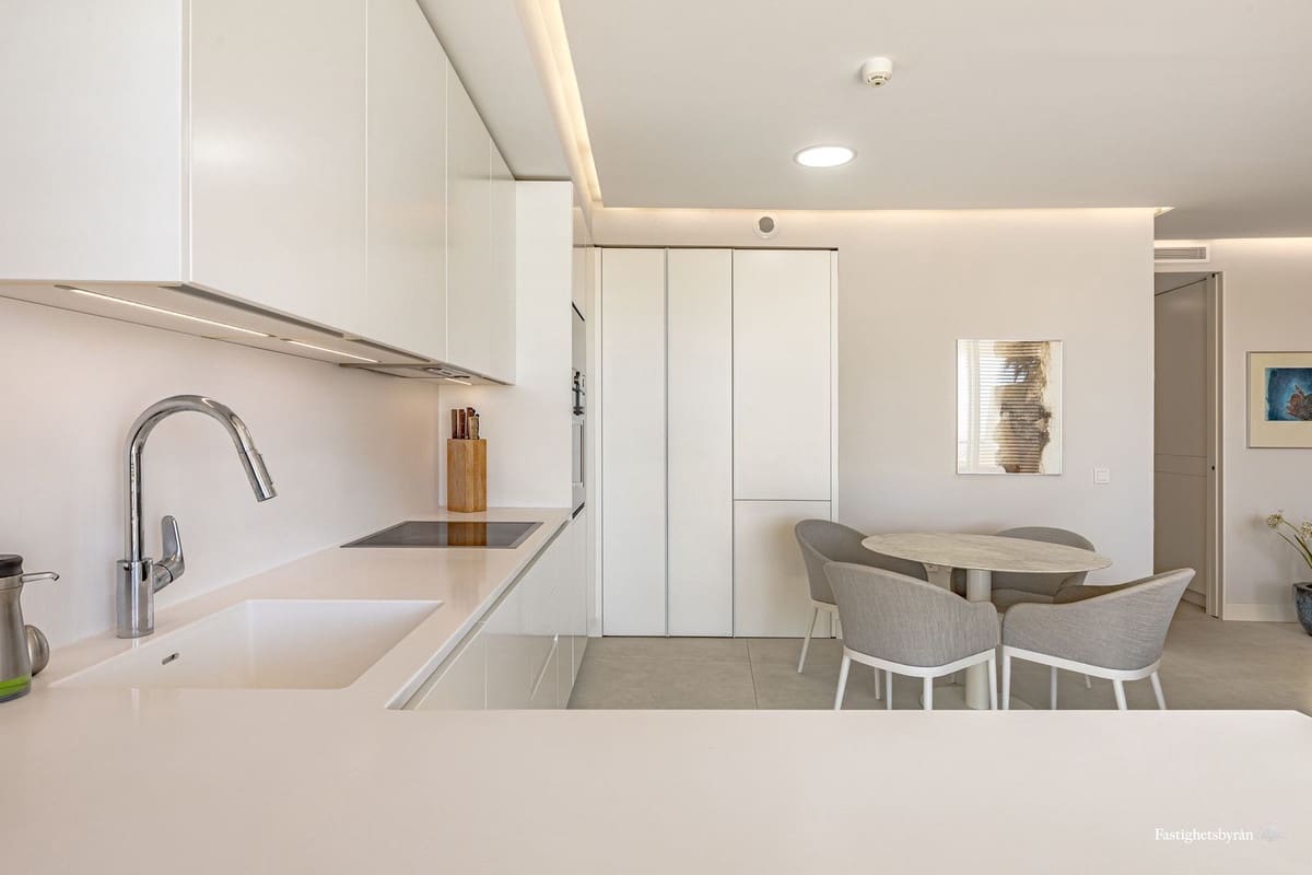 2 soverom Leilighet til salgs i Estepona med garasje - € 948 000 (Ref: 9629297)