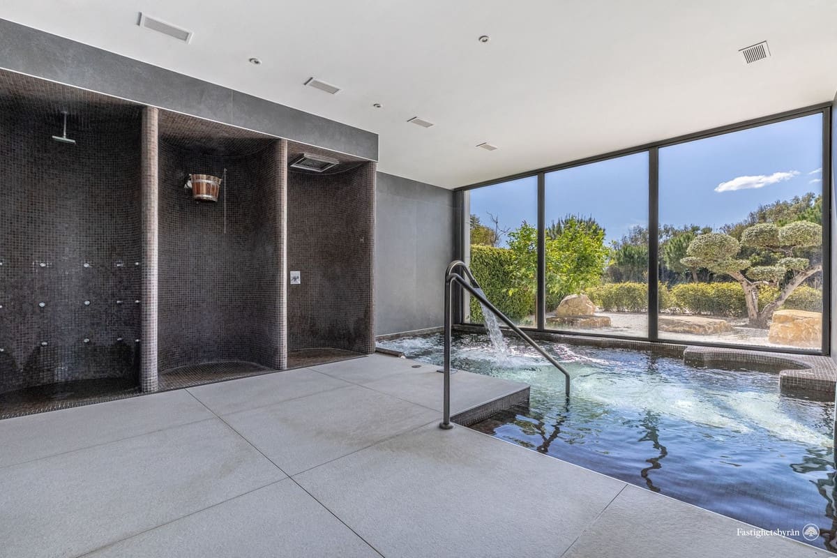 2 soverom Leilighet til salgs i Estepona med garasje - € 948 000 (Ref: 9629297)