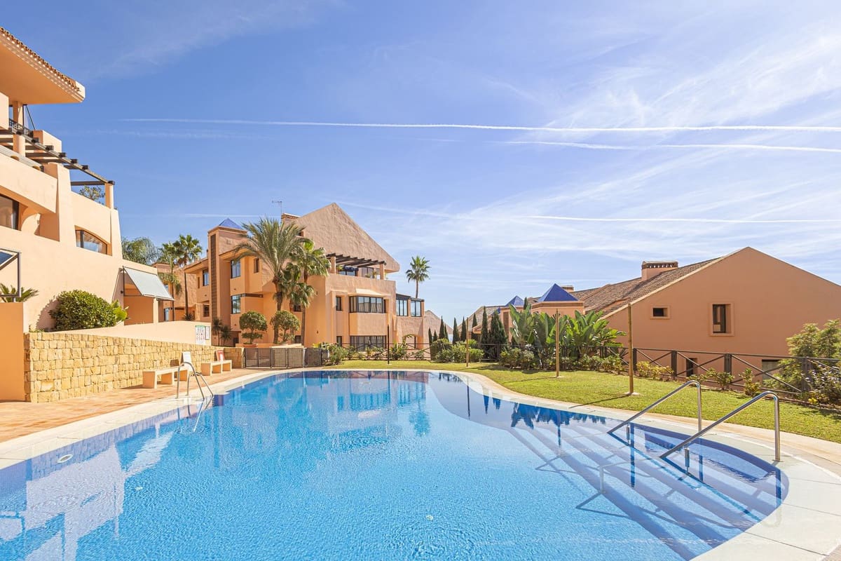 2 bedroom Apartment for sale in Calahonda with garage - € 375,000 (Ref: 9629303)