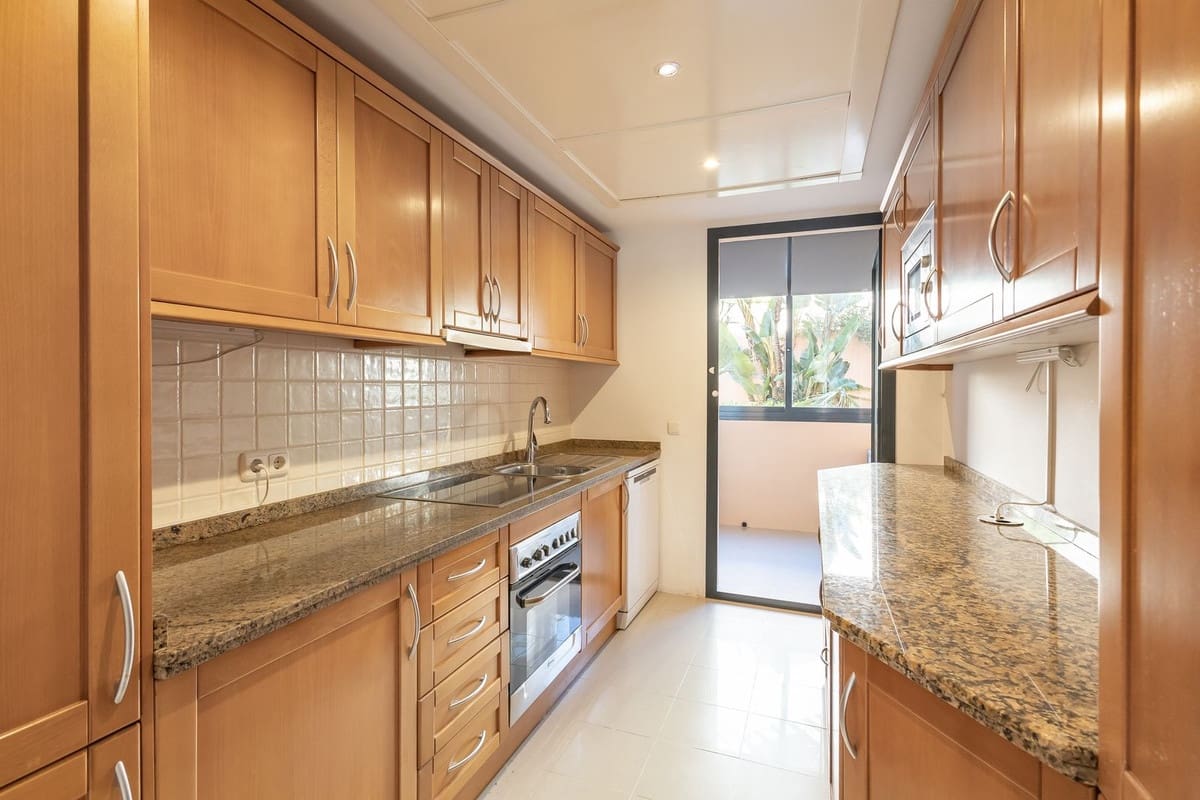 2 bedroom Apartment for sale in Calahonda with garage - € 375,000 (Ref: 9629303)