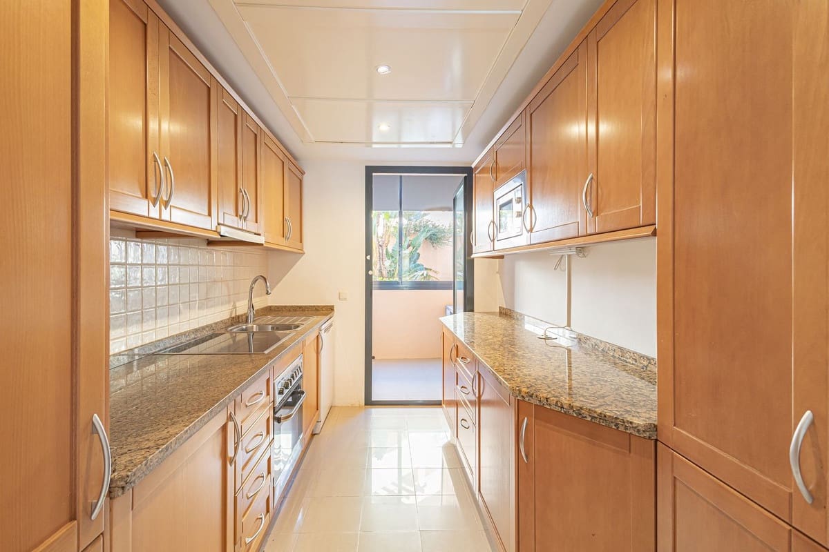 2 bedroom Apartment for sale in Calahonda with garage - € 375,000 (Ref: 9629303)