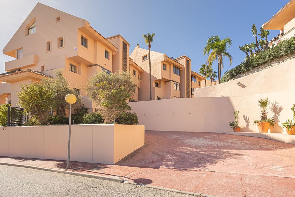 2 bedroom Apartment for sale in Calahonda with garage - € 375,000 (Ref: 9629303)