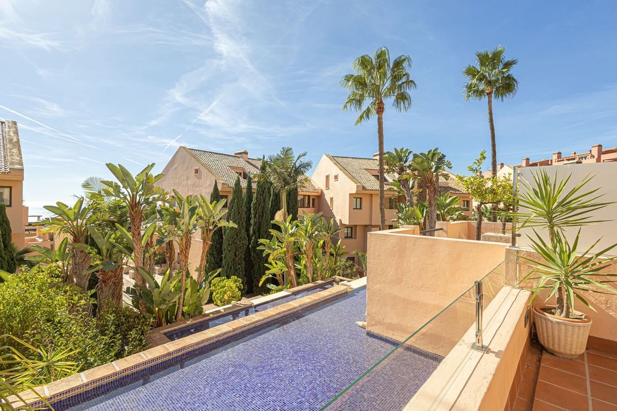 2 bedroom Apartment for sale in Calahonda with garage - € 375,000 (Ref: 9629303)