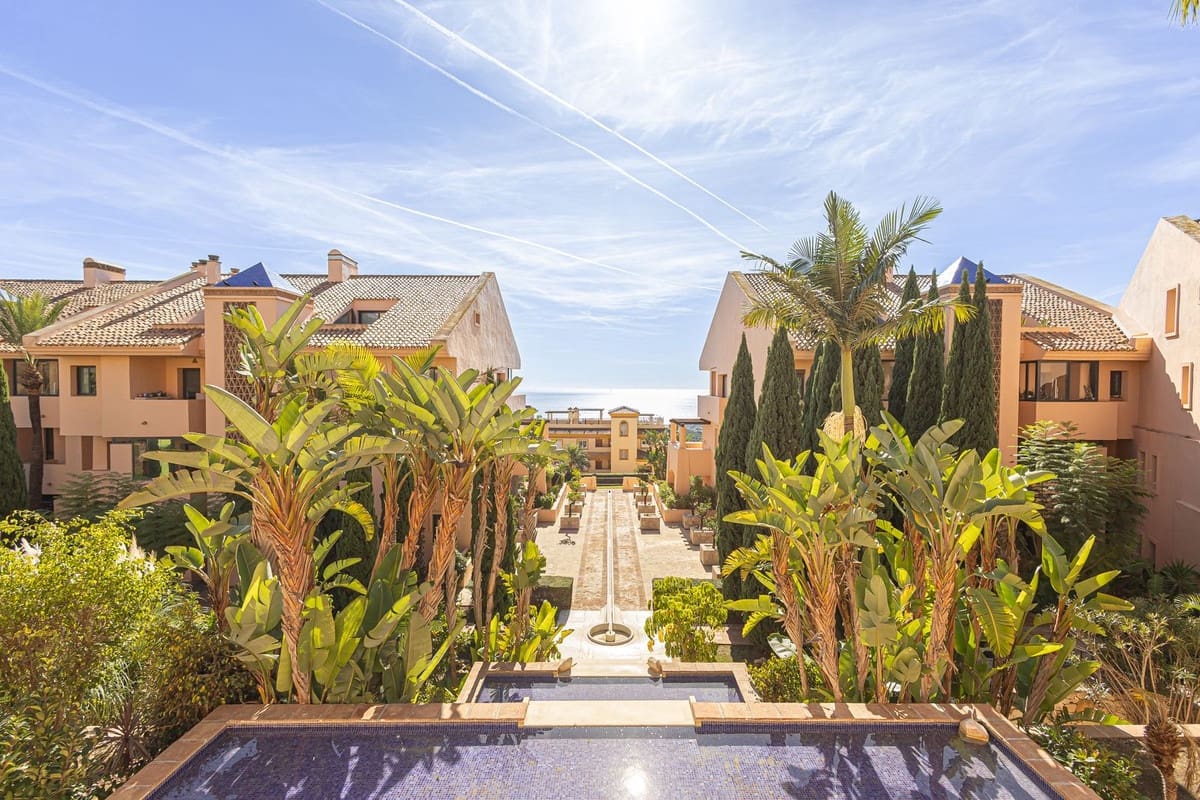 2 bedroom Apartment for sale in Calahonda with garage - € 375,000 (Ref: 9629303)