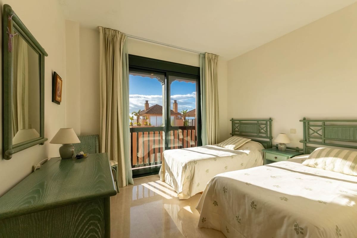 2 bedroom Apartment for sale in Calahonda - € 299,950 (Ref: 9629333)