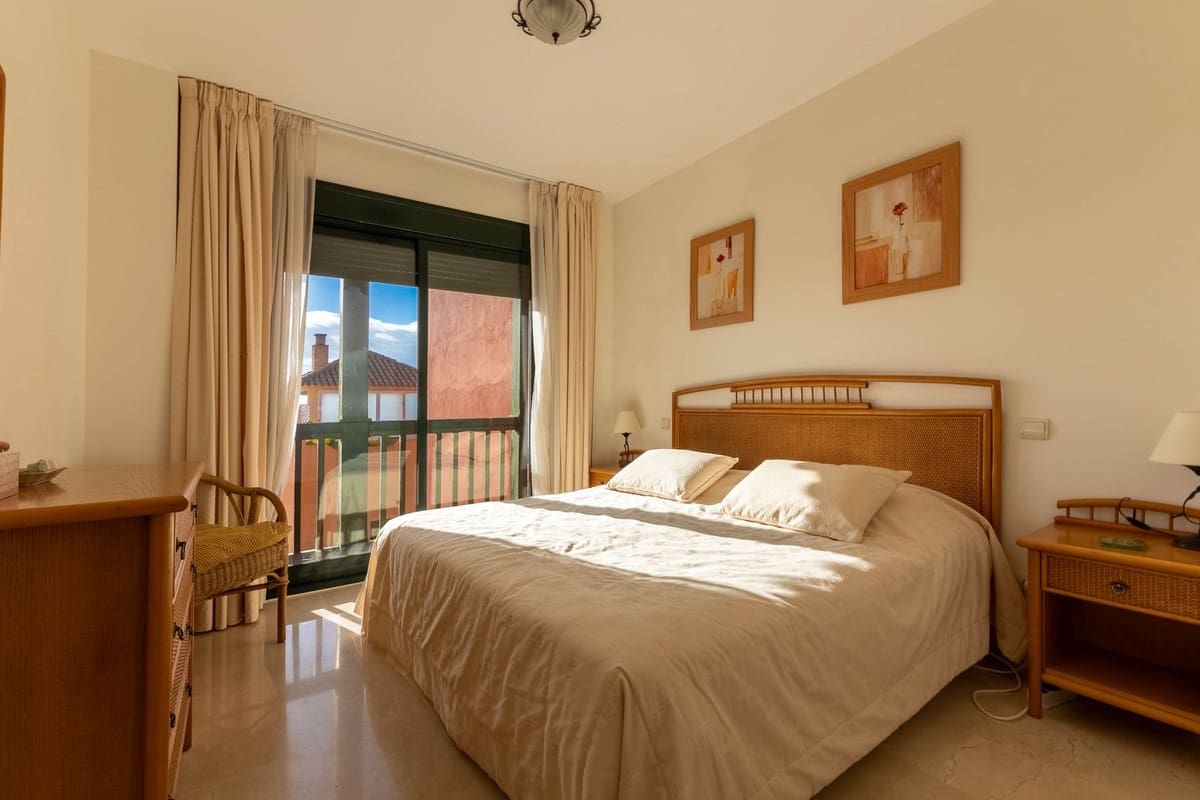 2 bedroom Apartment for sale in Calahonda - € 299,950 (Ref: 9629333)