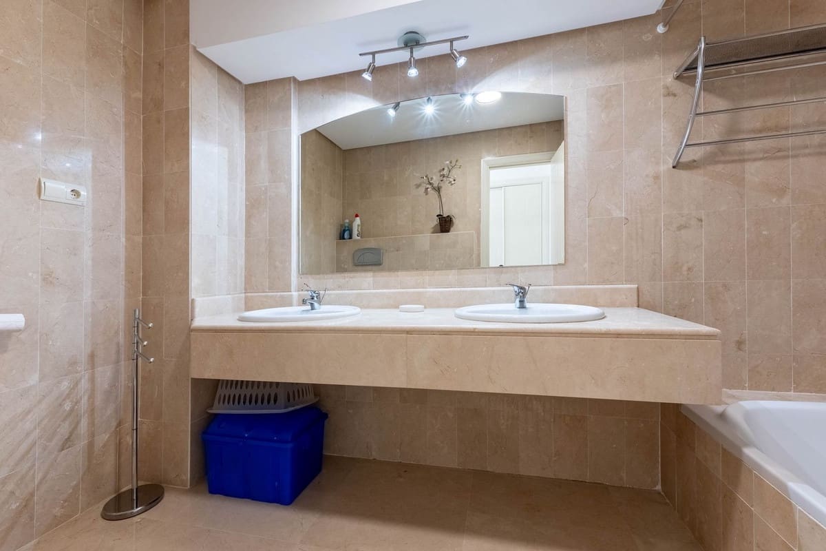 2 bedroom Apartment for sale in Calahonda - € 299,950 (Ref: 9629333)