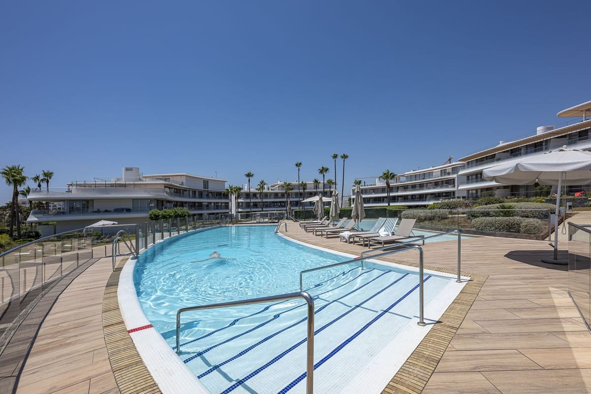 Apartamento de 2 habitaciones en Estepona en venta con garaje - 795.000 € (Ref: 9629349)
