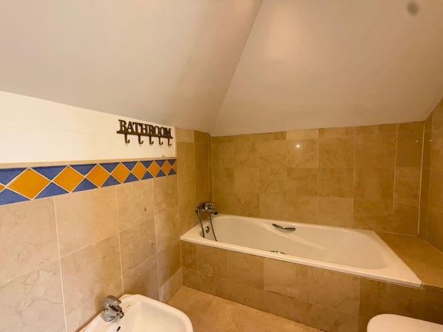 4 bedroom Penthouse for sale in Puerto Banus, Marbella - € 950,000 (Ref: 9629352)