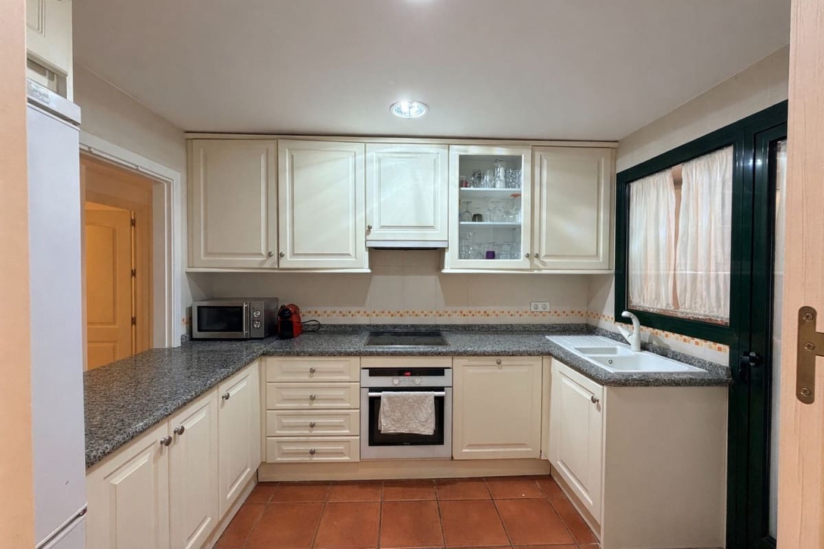 Apartamento de 2 habitaciones en Estepona en venta con garaje - 450.000 € (Ref: 9632884)