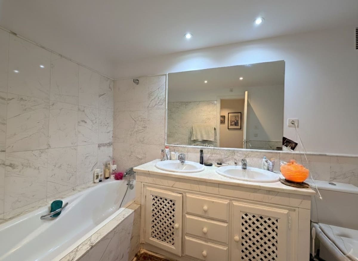 Apartamento de 2 habitaciones en Estepona en venta con garaje - 450.000 € (Ref: 9632884)