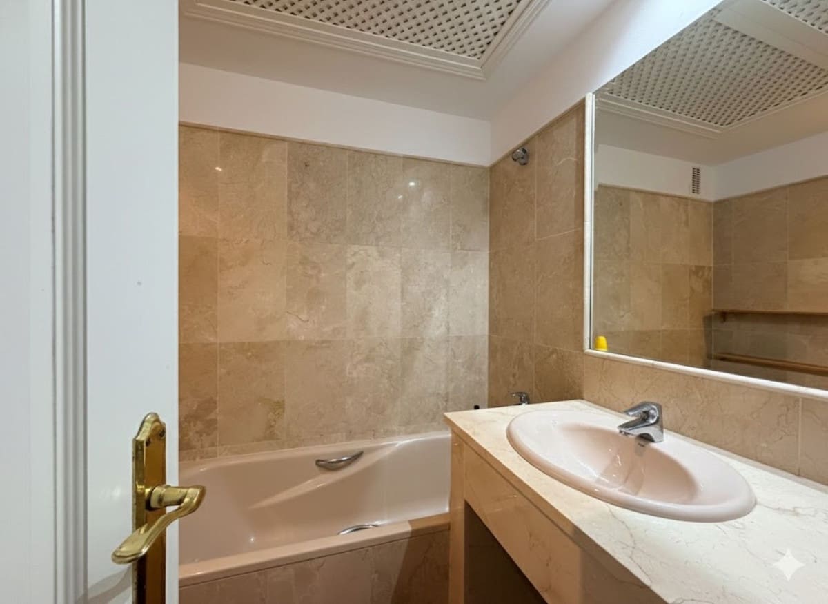 Apartamento de 2 habitaciones en Estepona en venta con garaje - 450.000 € (Ref: 9632884)