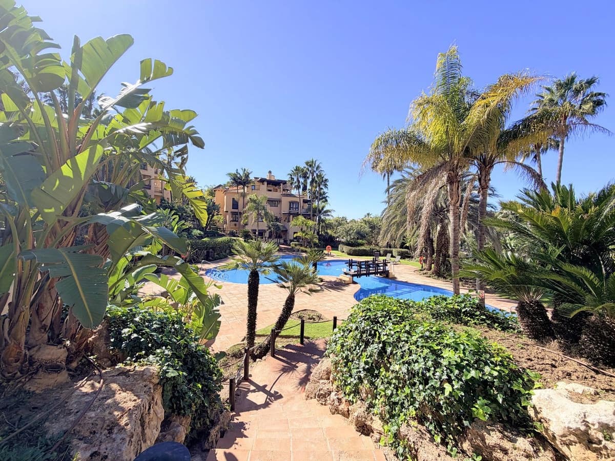 Apartamento de 2 habitaciones en Estepona en venta con garaje - 450.000 € (Ref: 9632884)