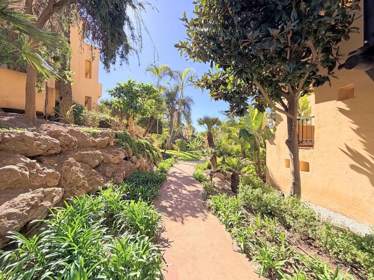 Apartamento de 2 habitaciones en Estepona en venta con garaje - 450.000 € (Ref: 9632884)