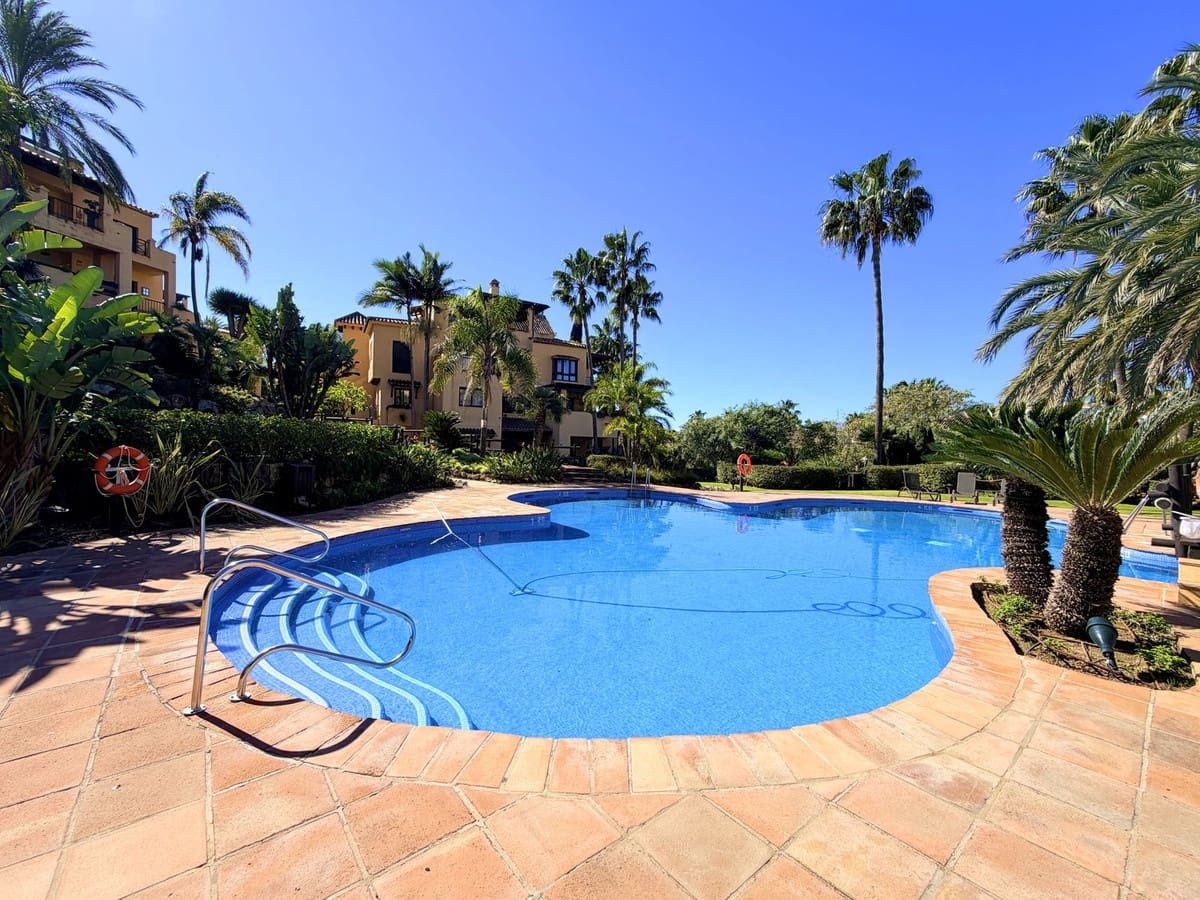 Apartamento de 2 habitaciones en Estepona en venta con garaje - 450.000 € (Ref: 9632884)