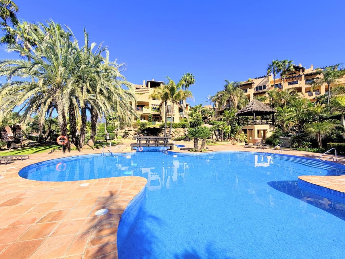 Apartamento de 2 habitaciones en Estepona en venta con garaje - 450.000 € (Ref: 9632884)