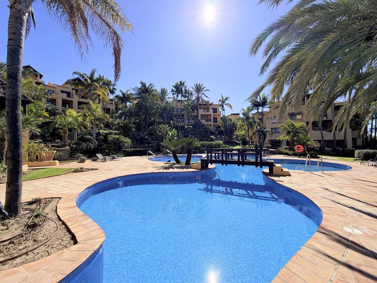 Apartamento de 2 habitaciones en Estepona en venta con garaje - 450.000 € (Ref: 9632884)