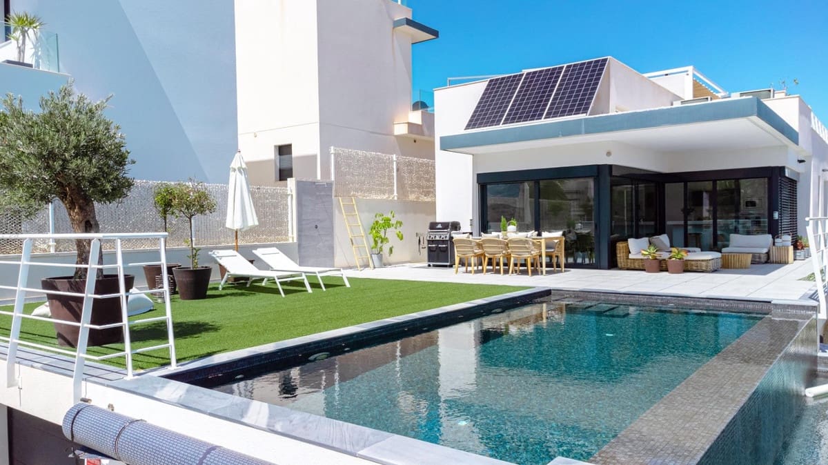 Chalet de 5 habitaciones en San Miguel de Salinas en venta - 780.000 € (Ref: 9643083)