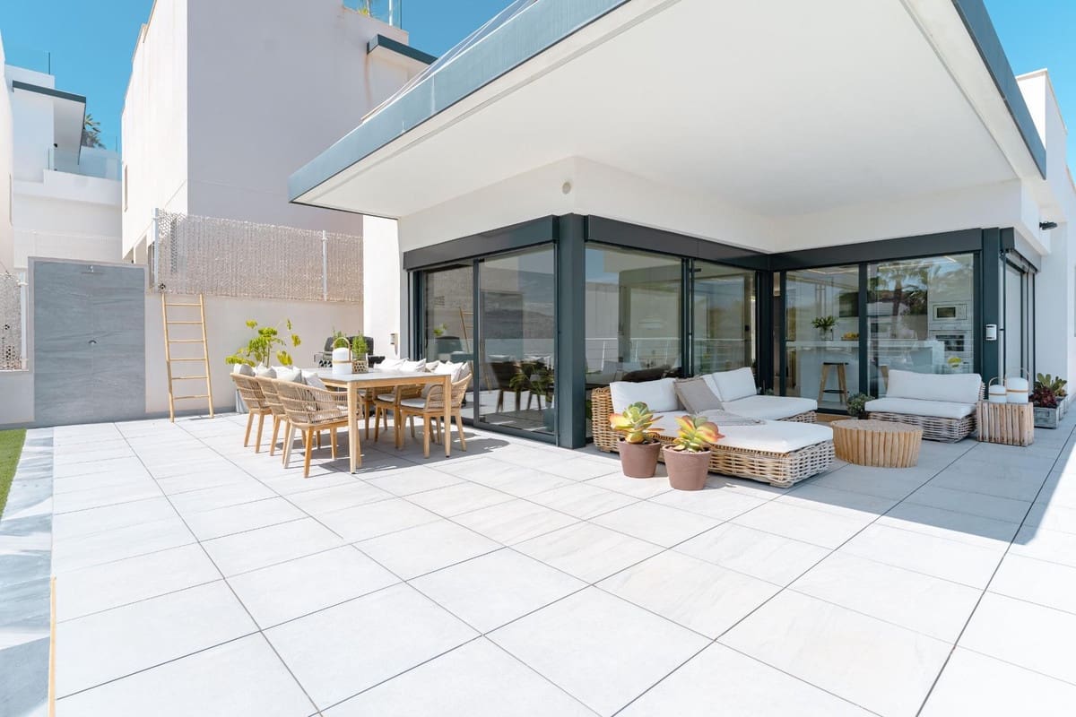 Chalet de 5 habitaciones en San Miguel de Salinas en venta - 780.000 € (Ref: 9643083)