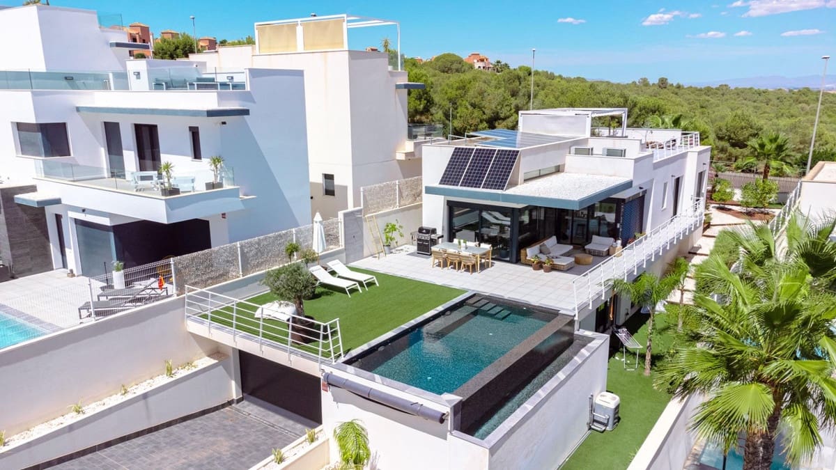 Chalet de 5 habitaciones en San Miguel de Salinas en venta - 780.000 € (Ref: 9643083)