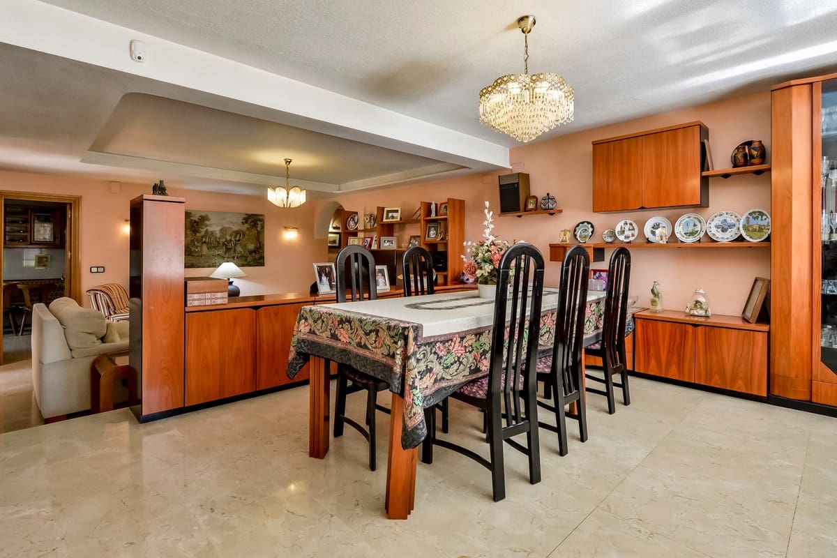 6 bedroom Villa for sale in Benidorm - € 860,000 (Ref: 9643130)