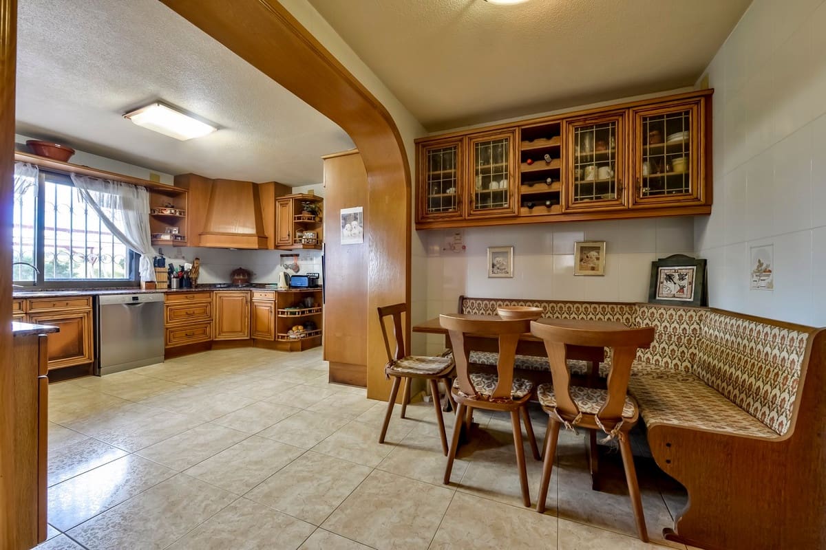 6 bedroom Villa for sale in Benidorm - € 860,000 (Ref: 9643130)