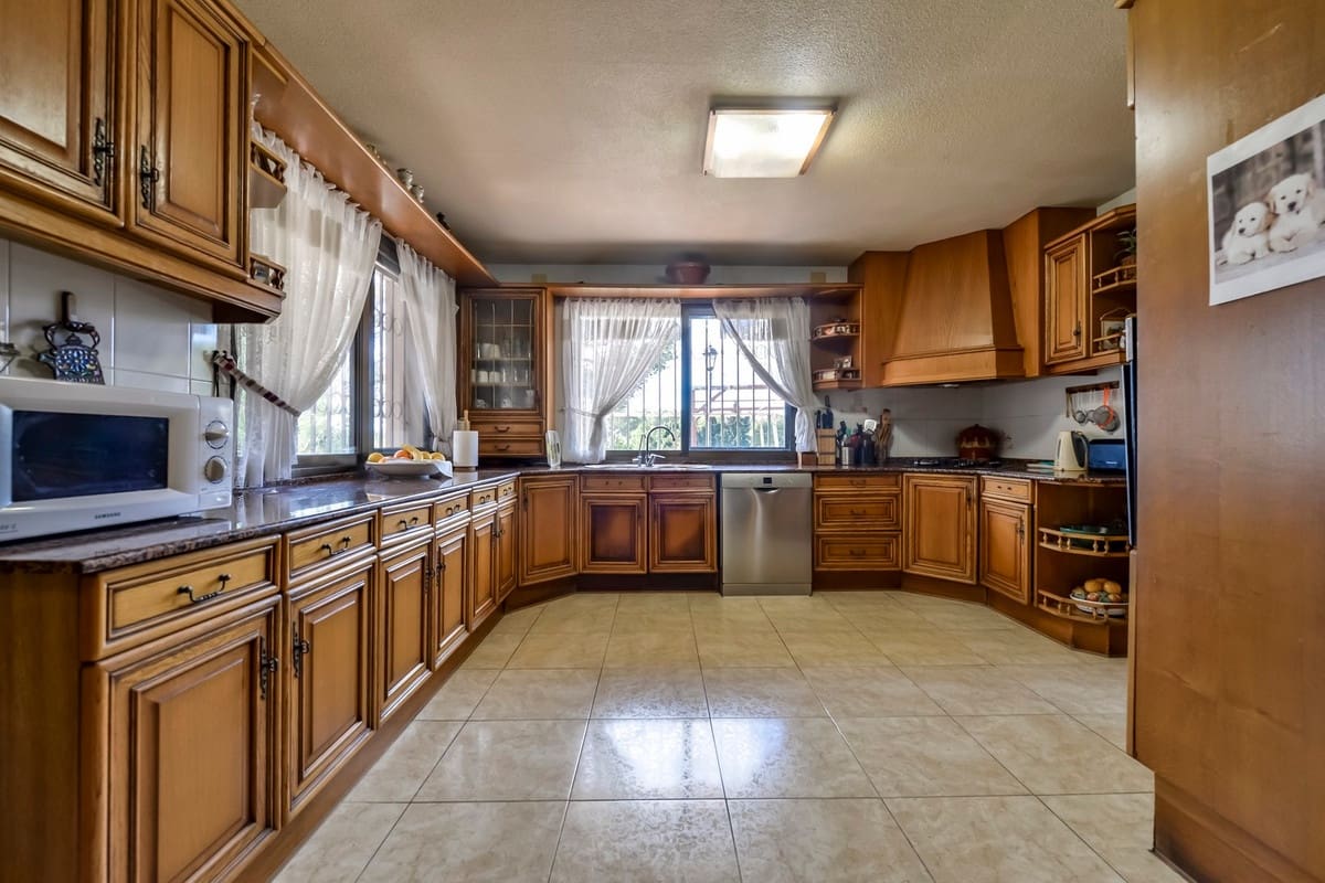 6 bedroom Villa for sale in Benidorm - € 860,000 (Ref: 9643130)