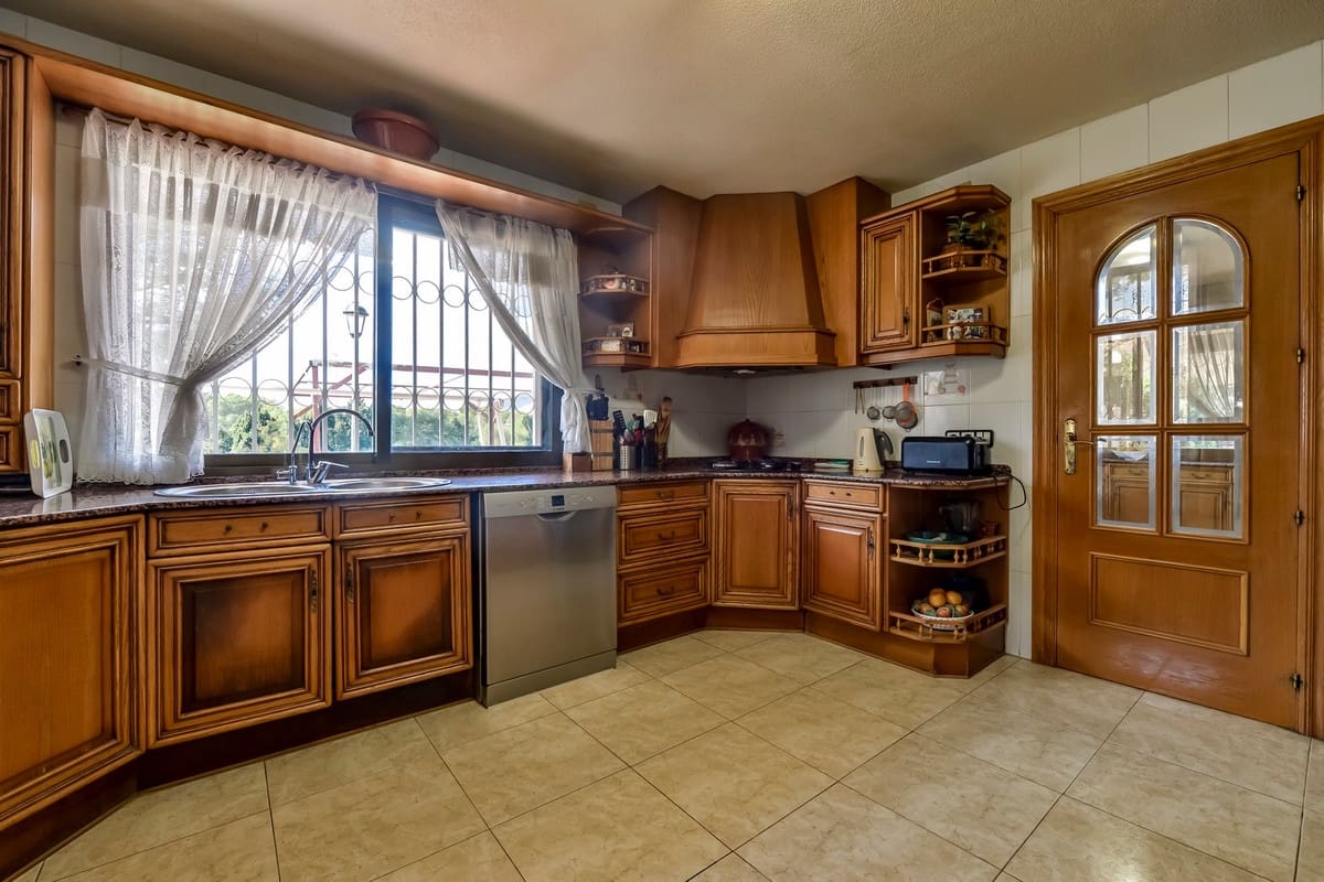 6 bedroom Villa for sale in Benidorm - € 860,000 (Ref: 9643130)