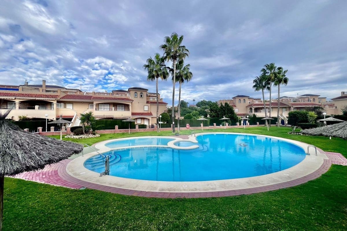 Ático de 2 habitaciones en Pilar de la Horadada en venta - 220.000 € (Ref: 9643165)