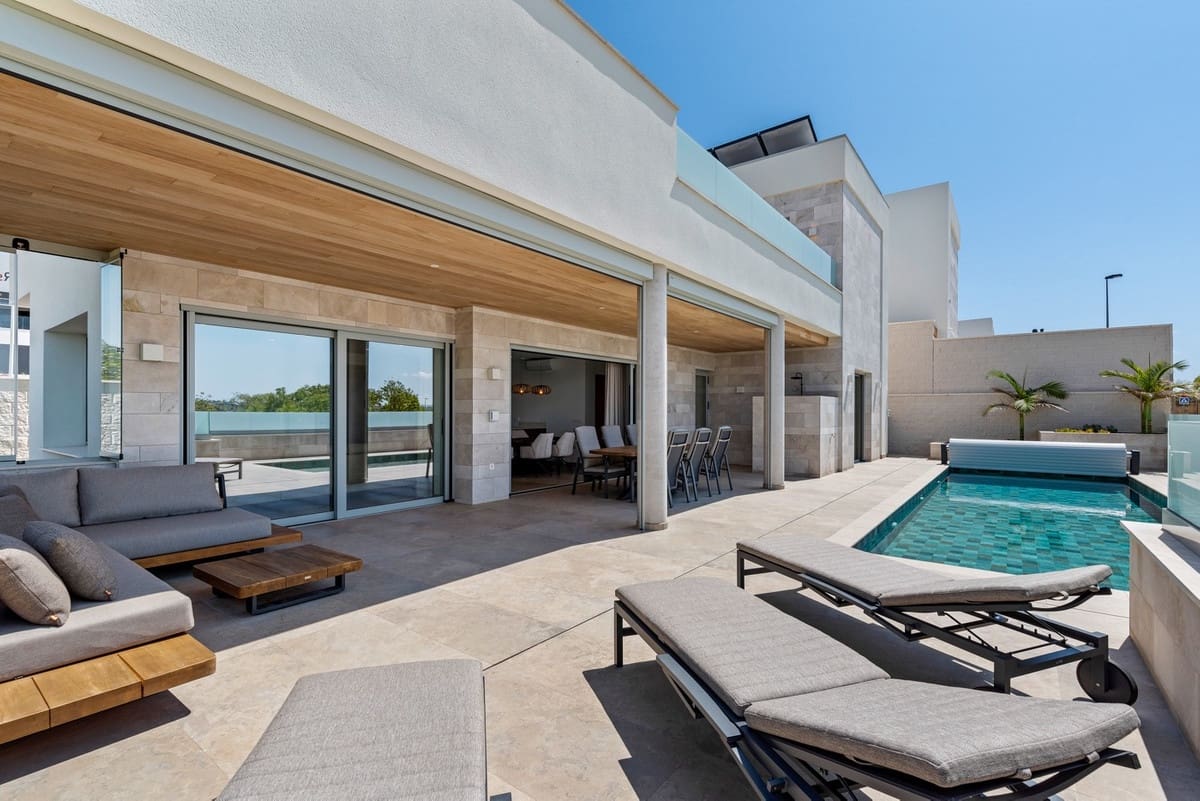 Chalet de 4 habitaciones en Benijófar en venta - 1.495.000 € (Ref: 9643174)