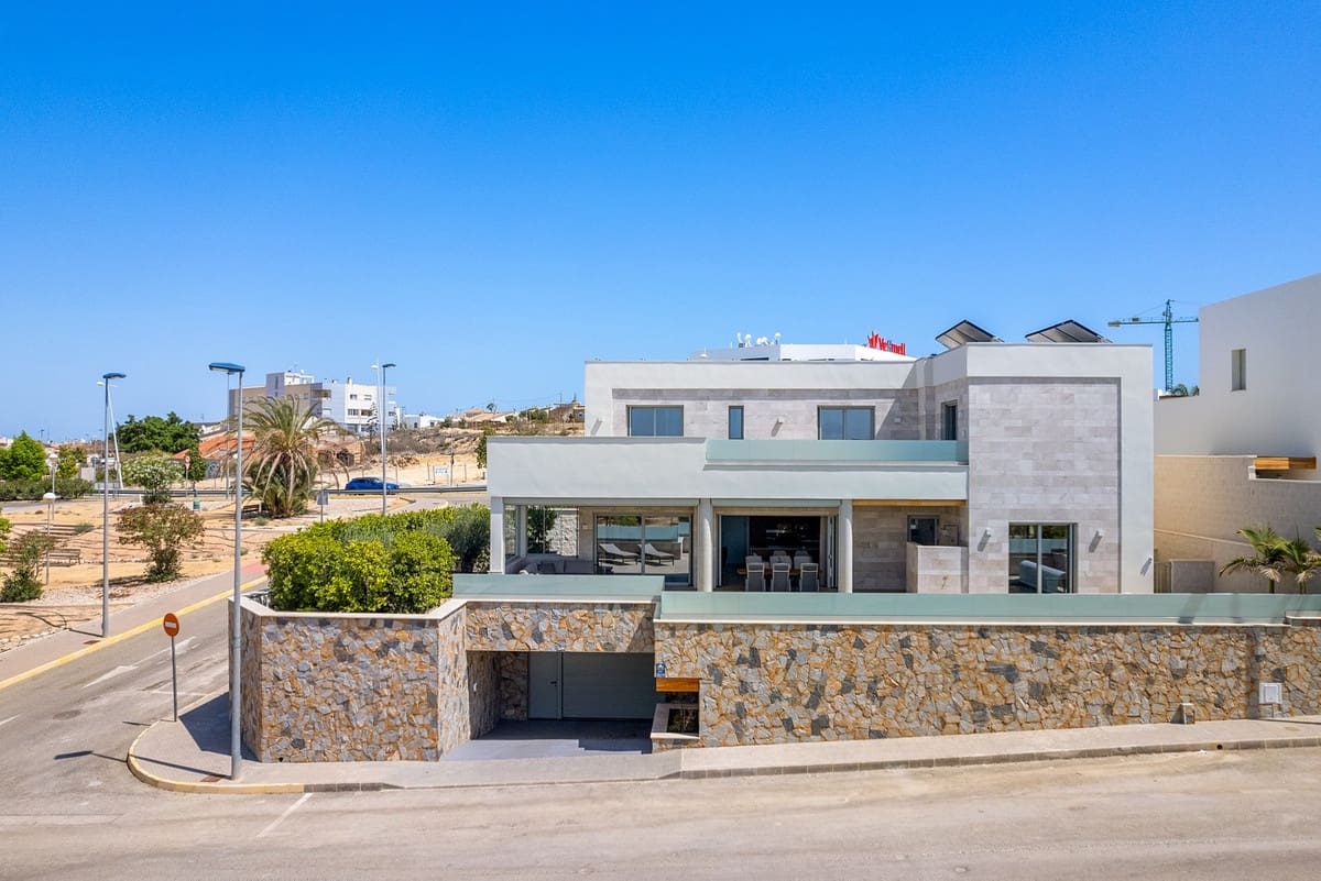 Chalet de 4 habitaciones en Benijófar en venta - 1.495.000 € (Ref: 9643174)