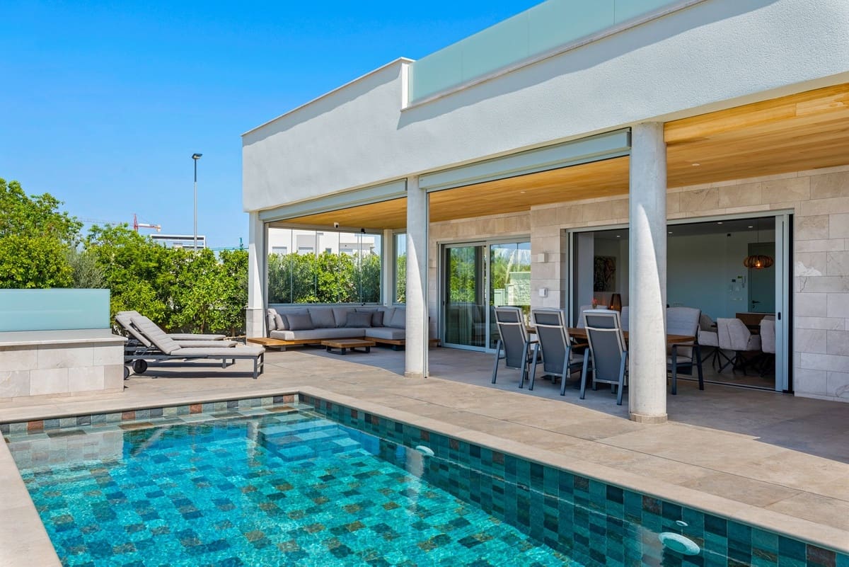 Chalet de 4 habitaciones en Benijófar en venta - 1.495.000 € (Ref: 9643174)