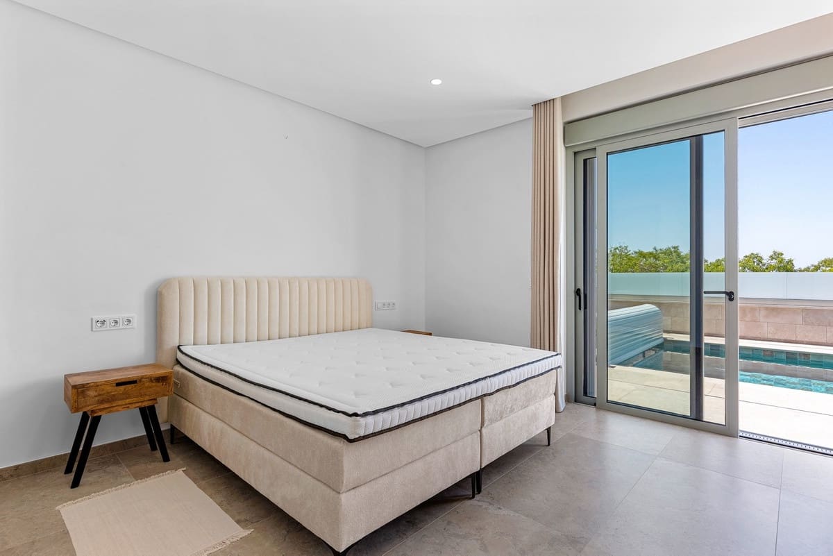 Chalet de 4 habitaciones en Benijófar en venta - 1.495.000 € (Ref: 9643174)