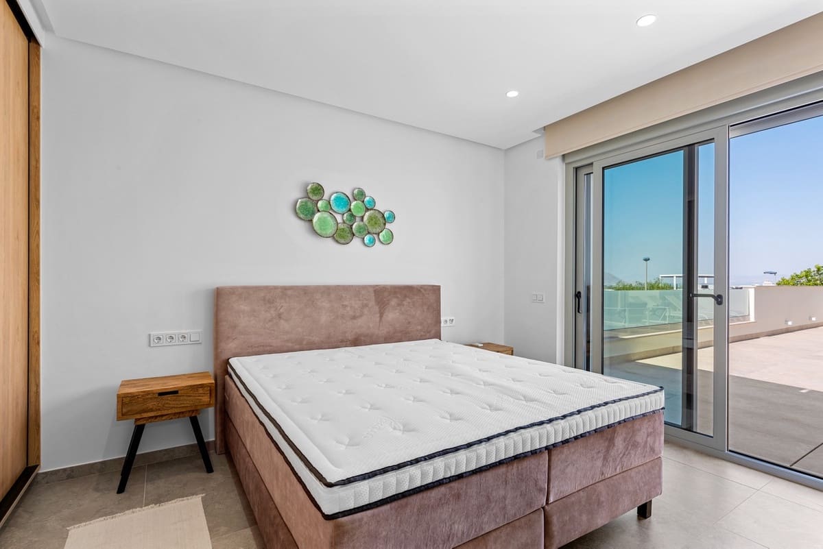 Chalet de 4 habitaciones en Benijófar en venta - 1.495.000 € (Ref: 9643174)