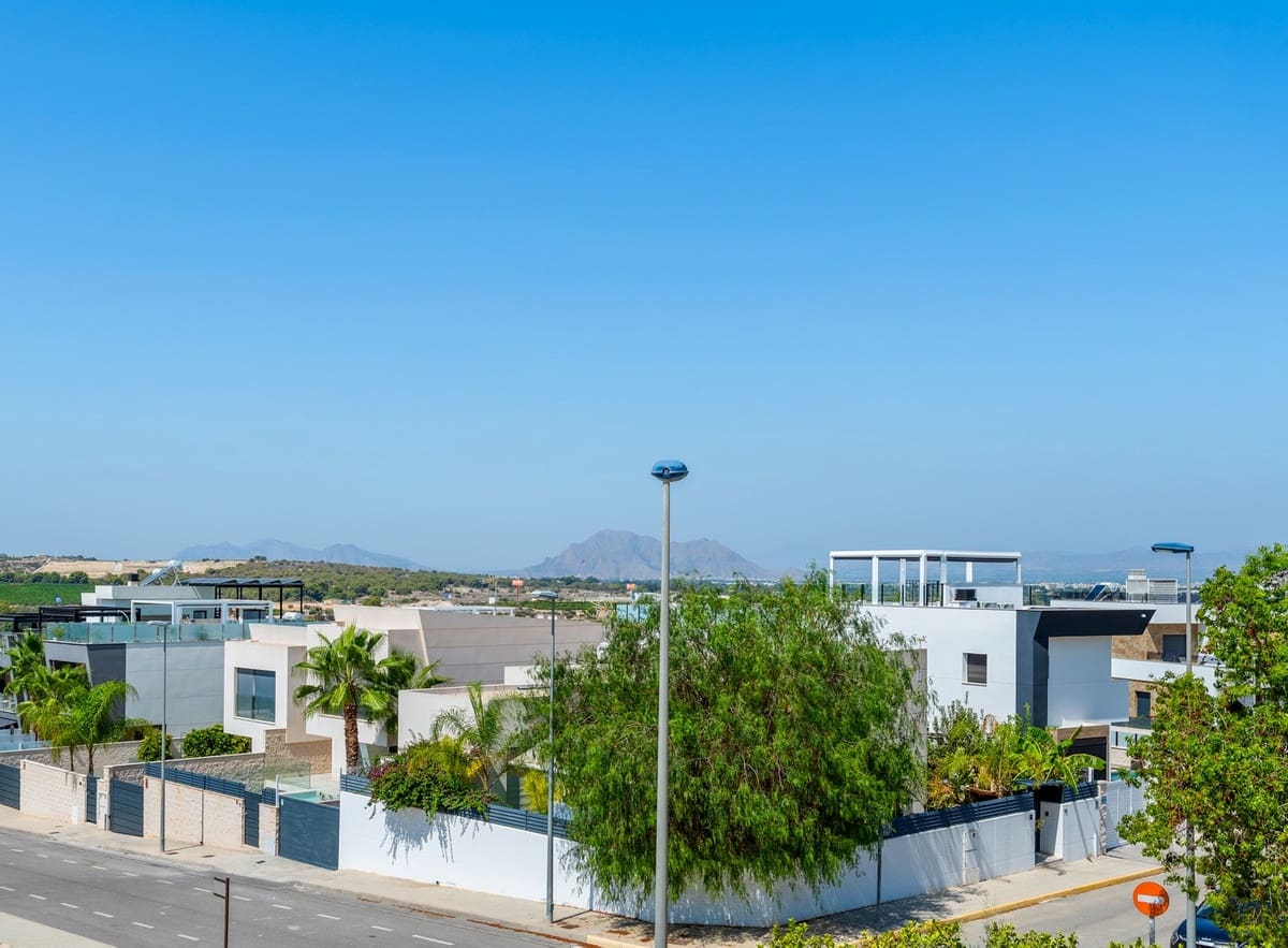 Chalet de 4 habitaciones en Benijófar en venta - 1.495.000 € (Ref: 9643174)