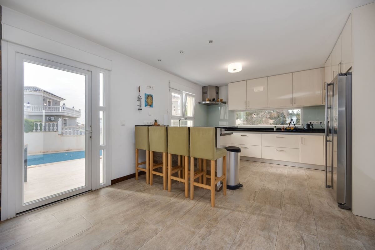 4 makuuhuone Huvila myytävänä paikassa Ciudad Quesada - 549 000 € (Ref: 9643609)